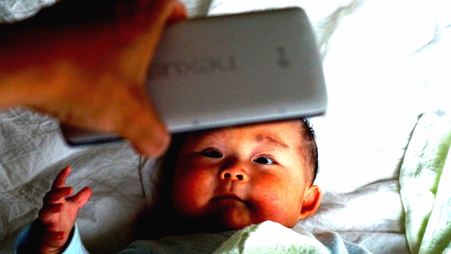 カメラ　スマホ　赤ちゃん　0歳　5ヶ月　撮影　笑う